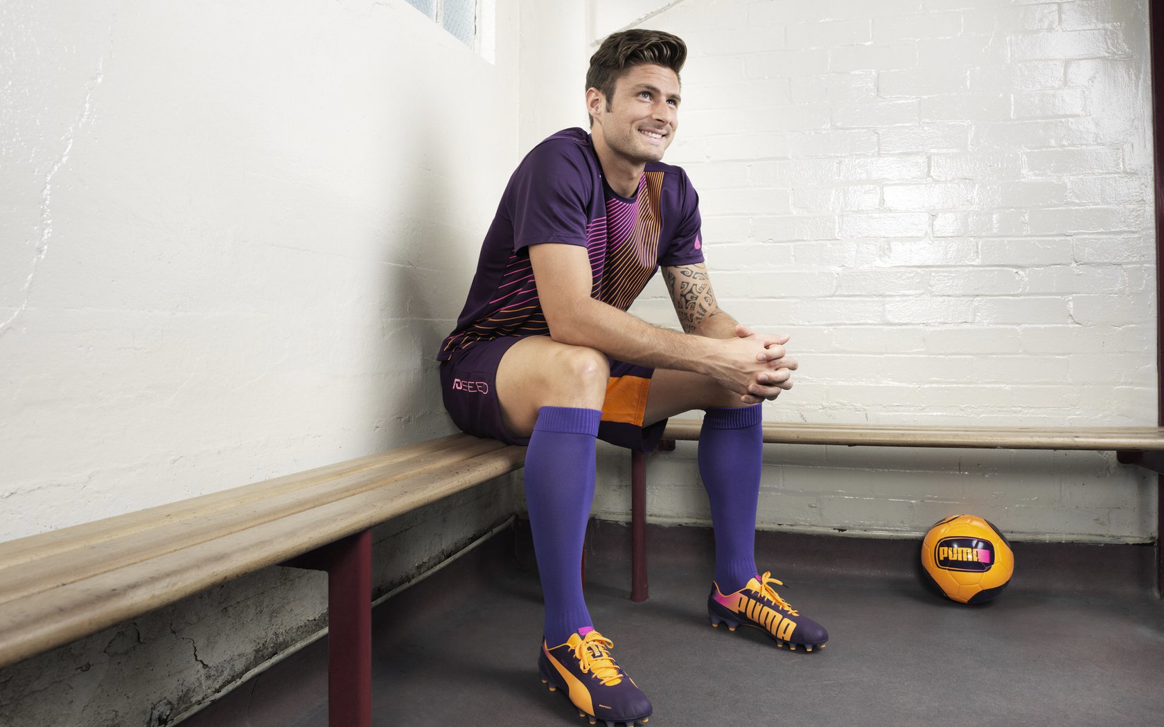 李恩:全黑队中场的“眼睛”,每一次传球都直指对方防线漏洞